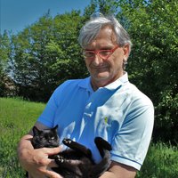 Mag. Mag. Friedrich Zottl mit einer Katze auf dem Arm