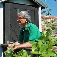 Mag. Mag. Friedrich Zottl auf einer kleinen Brücke